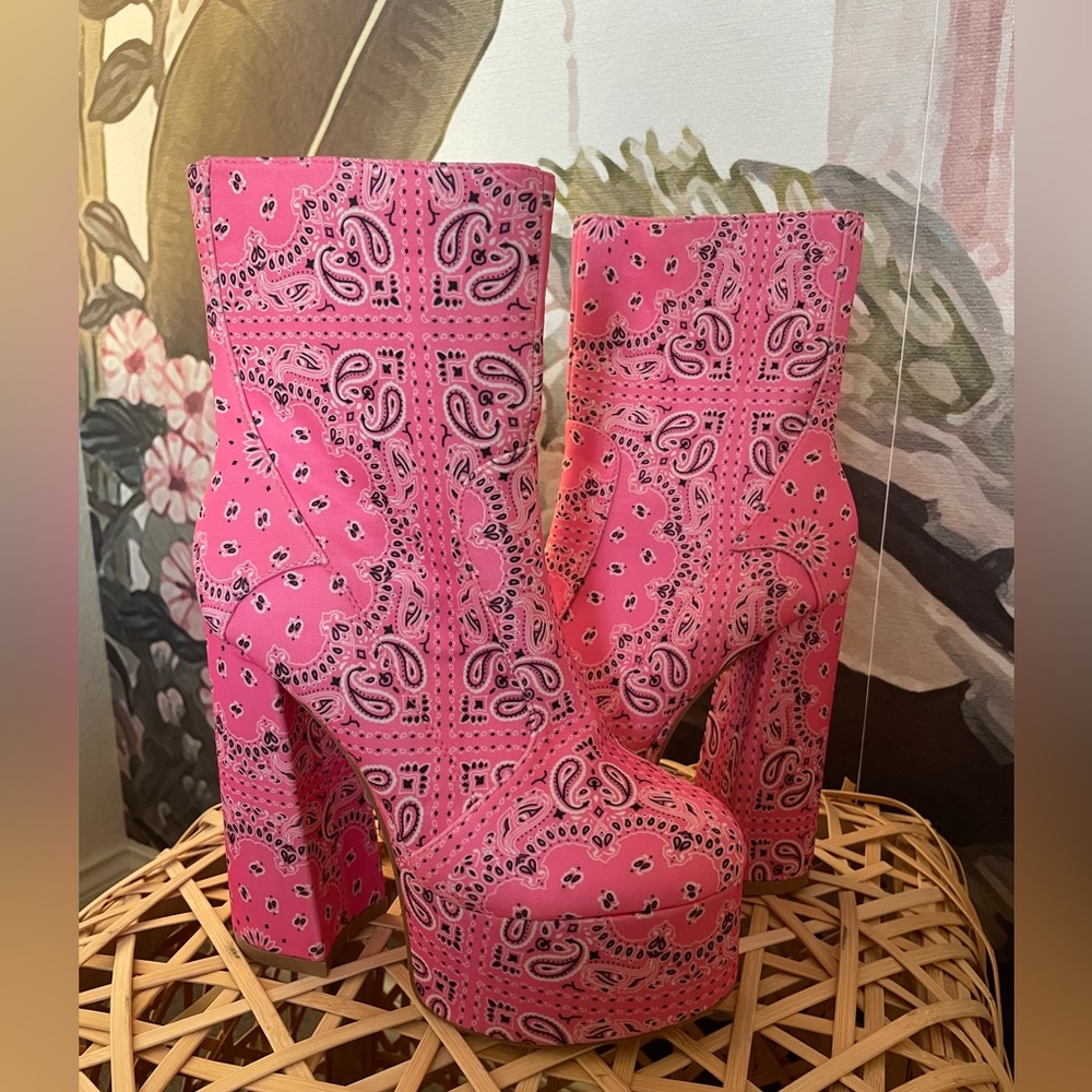 NWOT Pazzle pink paisley Bandanna print  Platform  Heel sky high boots size 7